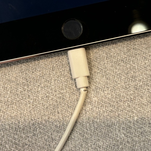 Apple iPad Air 2 16GB Silver 9.7" with Lightning Cable Model A1566 Late 2014 - Picture 13 of 13